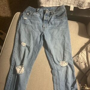 LIKE NEW Levi’s! (Ripped mom jeans style) size 28!